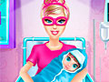 Супергерой Барби рожает ребенка